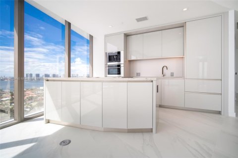 Condo in Sunny Isles Beach, Florida, 2 bedrooms № 1959861 - photo 11