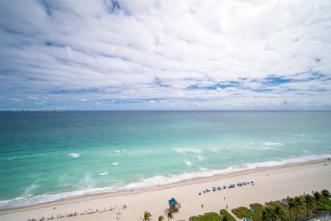 Condo in Sunny Isles Beach, Florida, 2 bedrooms № 1959861 - photo 2