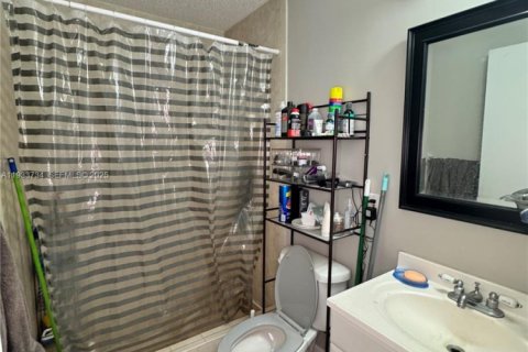 Casa en alquiler en Miami, Florida, 4 dormitorios, 212.56 m2 № 1992000 - foto 26