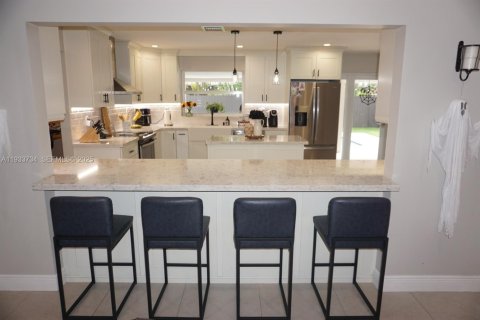 Casa en alquiler en Miami, Florida, 4 dormitorios, 212.56 m2 № 1992000 - foto 10