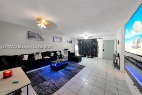 Townhouse in Miami Gardens, Florida 3 bedrooms, 89.19 sq.m. № 1691949 - photo 3