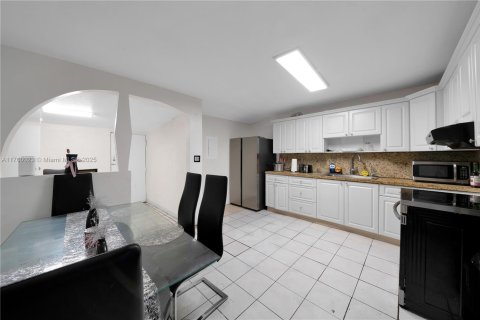 Townhouse in Miami Gardens, Florida 3 bedrooms, 89.19 sq.m. № 1691949 - photo 5