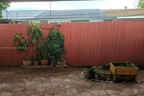 Townhouse in Miami Gardens, Florida 3 bedrooms, 89.19 sq.m. № 1691949 - photo 16