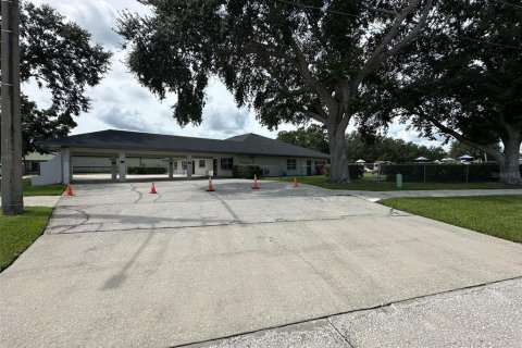Propiedad comercial en alquiler en Kissimmee, Florida, 484.95 m2 № 1913560 - foto 1