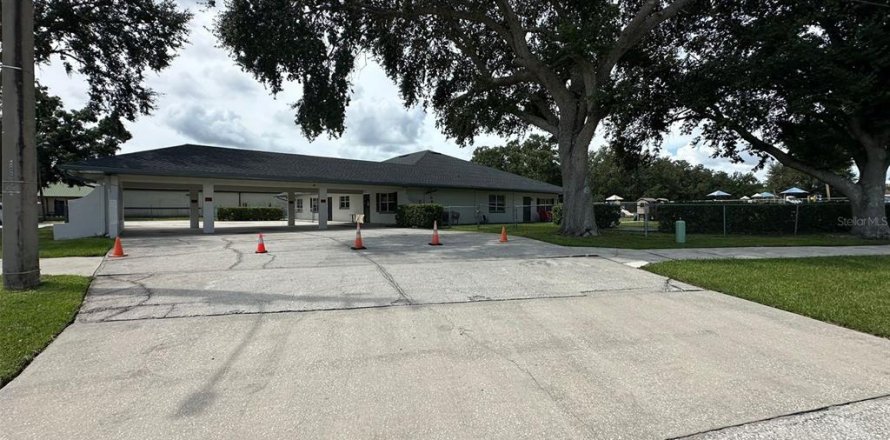 Propiedad comercial en Kissimmee, Florida 484.95 m2 № 1913560