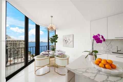 Condominio en venta en Miami, Florida, 5 dormitorios, 504.46 m2 № 1966288 - foto 9