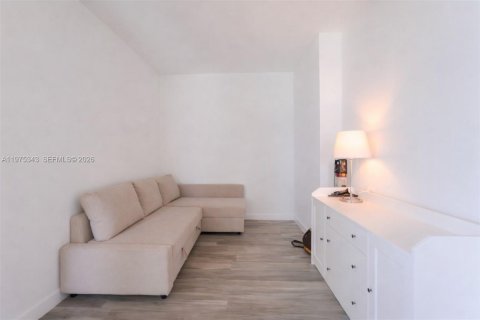 Condo in Miami, Florida, 2 bedrooms  № 2040600 - photo 9