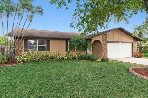 House in Lake Worth, Florida 3 bedrooms, 156.35 sq.m. № 1820409 - photo 1