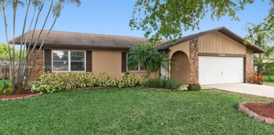 House in Lake Worth, Florida 3 bedrooms, 156.35 sq.m. № 1820409