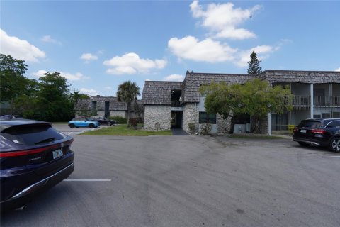 Condo in Oakland Park, Florida, 1 bedroom  № 1142503 - photo 1