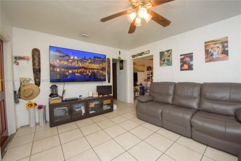 Купить виллу или дом в Хомстед, Флорида 6 комнат, 80.27м2, № 1961524 - фото 4