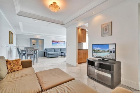 Condo in Hallandale Beach, Florida, 2 bedrooms № 2185817 - photo 27