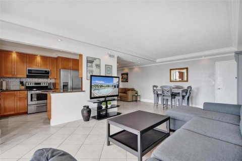 Condo in Hallandale Beach, Florida, 2 bedrooms № 2185817 - photo 4