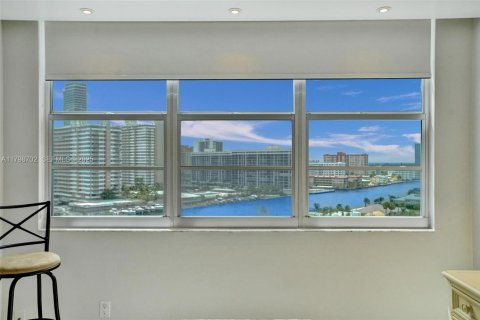 Condo in Hallandale Beach, Florida, 2 bedrooms № 2185817 - photo 5