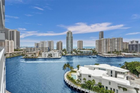 Condo in Hallandale Beach, Florida, 2 bedrooms № 2185817 - photo 16