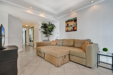 Condo in Hallandale Beach, Florida, 2 bedrooms № 2185817 - photo 30