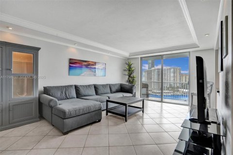 Condo in Hallandale Beach, Florida, 2 bedrooms № 2185817 - photo 2