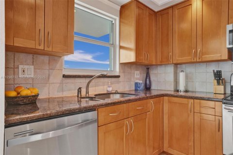 Condo in Hallandale Beach, Florida, 2 bedrooms № 2185817 - photo 24