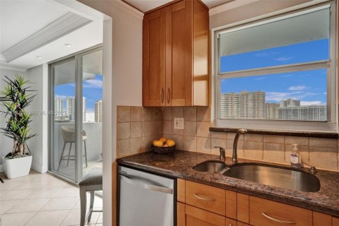 Condo in Hallandale Beach, Florida, 2 bedrooms № 2185817 - photo 26