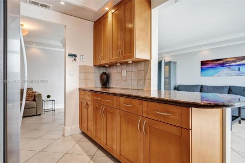 Condo in Hallandale Beach, Florida, 2 bedrooms № 2185817 - photo 25