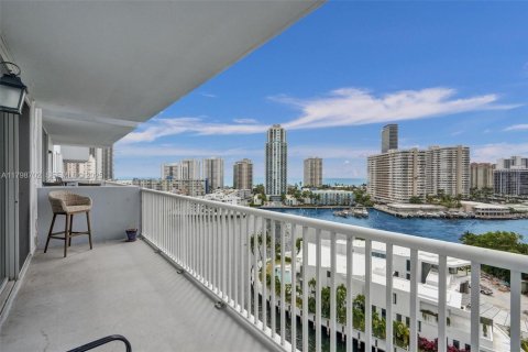 Condo in Hallandale Beach, Florida, 2 bedrooms № 2185817 - photo 17
