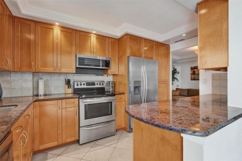 Condo in Hallandale Beach, Florida, 2 bedrooms № 2185817 - photo 7