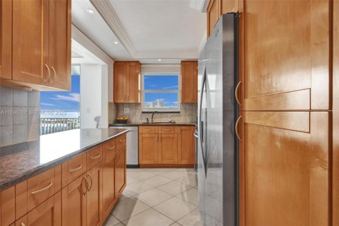 Condo in Hallandale Beach, Florida, 2 bedrooms № 2185817 - photo 23