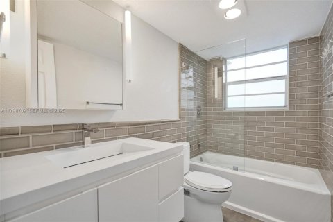 Condo in Hallandale Beach, Florida, 2 bedrooms № 2185817 - photo 8
