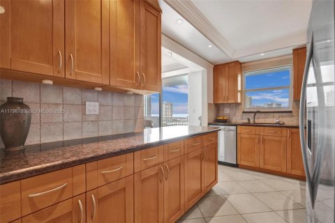 Condo in Hallandale Beach, Florida, 2 bedrooms № 2185817 - photo 22