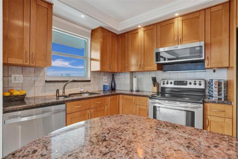 Condo in Hallandale Beach, Florida, 2 bedrooms № 2185817 - photo 6