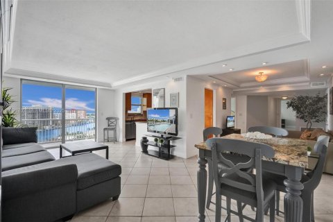 Condo in Hallandale Beach, Florida, 2 bedrooms № 2185817 - photo 21