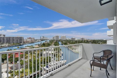 Condo in Hallandale Beach, Florida, 2 bedrooms № 2185817 - photo 11