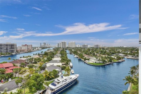 Condo in Hallandale Beach, Florida, 2 bedrooms № 2185817 - photo 14