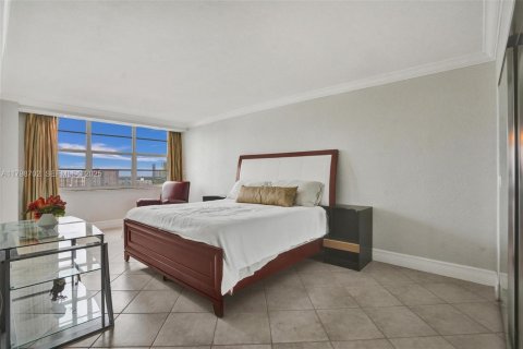Condo in Hallandale Beach, Florida, 2 bedrooms № 2185817 - photo 9