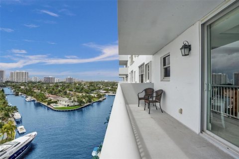Condo in Hallandale Beach, Florida, 2 bedrooms № 2185817 - photo 13