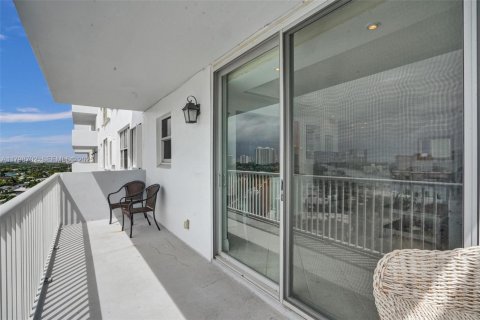 Condo in Hallandale Beach, Florida, 2 bedrooms № 2185817 - photo 12