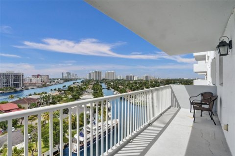 Condo in Hallandale Beach, Florida, 2 bedrooms № 2185817 - photo 3