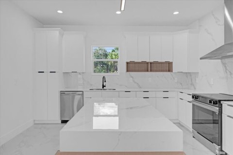 House in Palm Bay, Florida 4 bedrooms, 225.85 sq.m. № 1666955 - photo 27