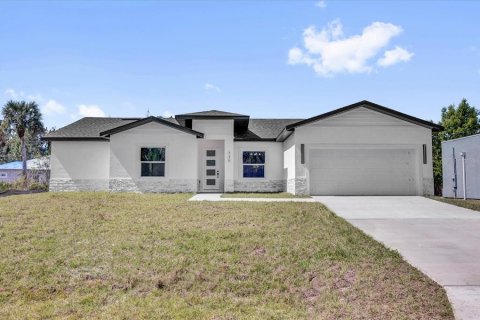 House in Palm Bay, Florida 4 bedrooms, 225.85 sq.m. № 1666955 - photo 1