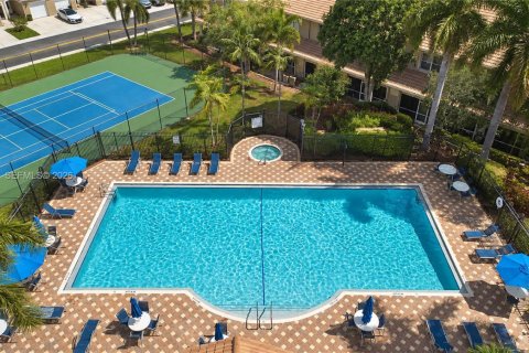 Townhouse in Pembroke Pines, Florida 2 bedrooms, 95.13 sq.m. № 2389911 - photo 3