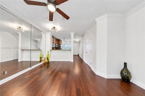 Townhouse in Pembroke Pines, Florida 2 bedrooms, 95.13 sq.m. № 2389911 - photo 16