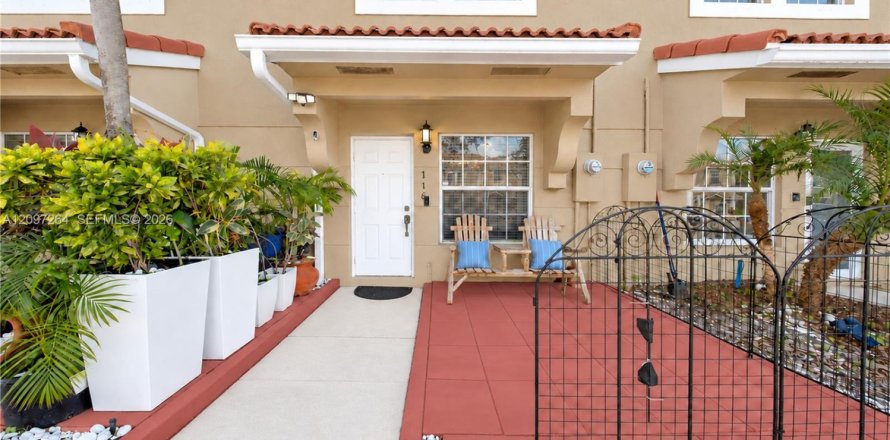 Townhouse in Pembroke Pines, Florida 2 bedrooms, 95.13 sq.m. № 2389911