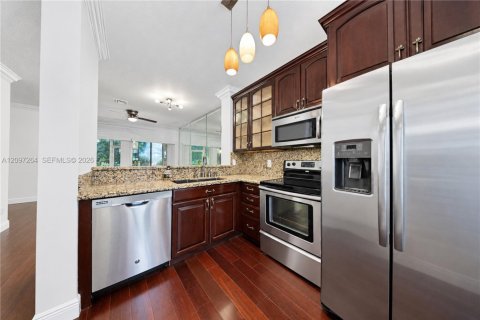 Townhouse in Pembroke Pines, Florida 2 bedrooms, 95.13 sq.m. № 2389911 - photo 9
