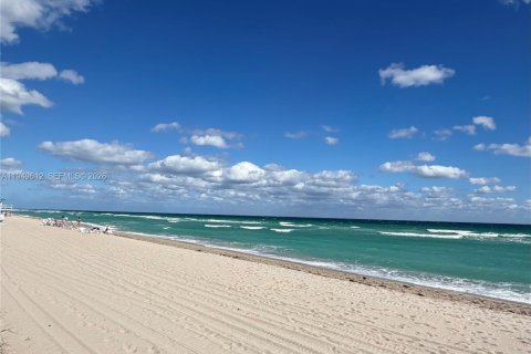 Copropriété à vendre à Hollywood, Floride: 1 chambre, 73.39 m2 № 2005659 - photo 1