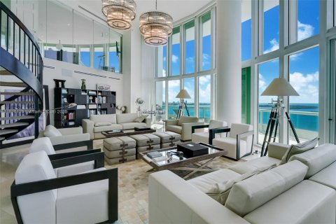 Condominio en alquiler en Miami, Florida, 5 dormitorios, 532.33 m2 № 1794450 - foto 1