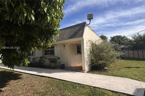 House in Miami, Florida 2 bedrooms, 103.31 sq.m. № 1992414 - photo 1