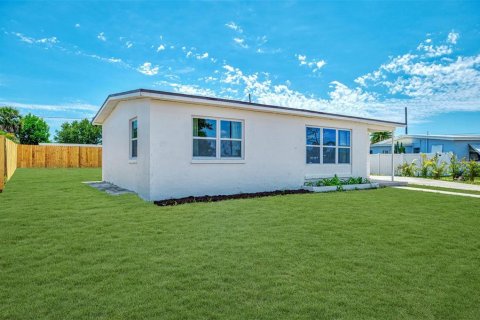 Купить виллу или дом в Порт-Шарлотт, Флорида 3 комнаты, 138.15м2, № 2341635 - фото 3