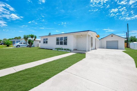 House in Port Charlotte, Florida 3 bedrooms, 138.15 sq.m. № 2341635