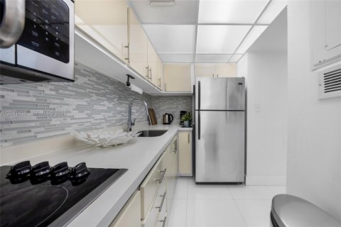Condo in Miami Beach, Florida  № 2353671 - photo 19