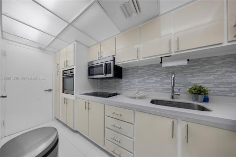 Condo in Miami Beach, Florida  № 2353671 - photo 18